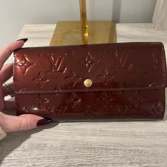 Authentic LV Vernis burgundy wallet - Picture 6 of 11